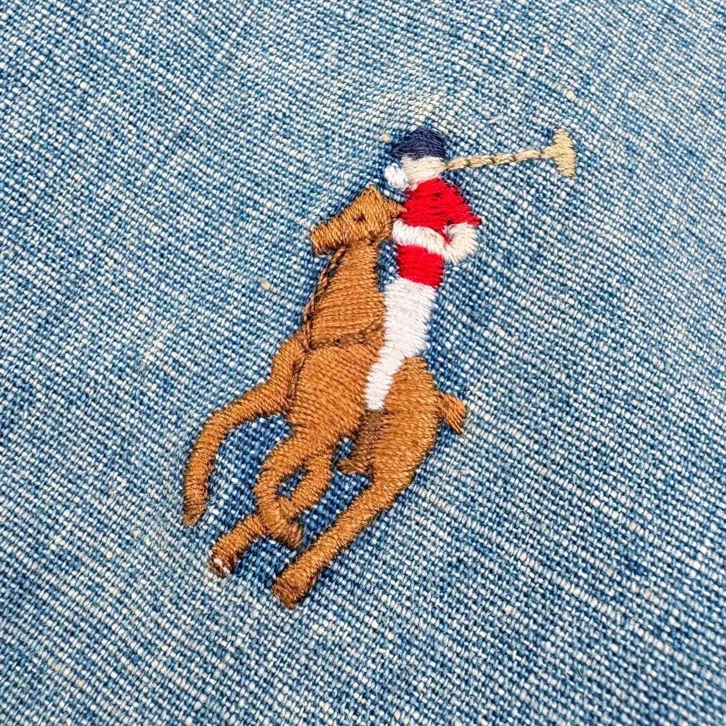 P480 Ralph Lauren colorful pony embroidered denim jacket. Original purchase and development for 2,690. The fabric is made of custom-dyed cloud-like plain cotton denim. Soft and silky, comfortable and close to the skin. Mist-like indigo. A denim poem dyed with time. The exquisite colorful pony logo on the left chest jumps into indigo. It is highly recognizable. It has an atmosphere of freedom and vitality. A symphony of pure and smart colors. The neatly folded neckline is a stunning detail. Reconstructing classics with clean patterns. Even walking has a designed sense of calmness. It adopts imported machine embroidery technology. It uses advanced computer control systems and precision mechanical components to realize colorful pony embroidery operations. High precision. Smooth and delicate lines: template machine opens the bag. The preset template guides the position, shape and size of the bag opening. The accuracy ensures the quality of the bag opening effect. The hem is made in one go using a three-needle waist-drawing machine. The machine's special needle position and feeding mechanism are used. The elastic band and the fabric are sewn together in the same process. The three-needle design is stronger and can evenly distribute pressure. Ensure that the elastic band is closely attached to the fabric, using a washing and frying process. The special desizing agent is preferred. Next, the fabric is soaked in it and evenly sized. After desizing, it is finally rinsed. The workmanship is extremely complicated and the loss is high. Size:S-M-L-XL
